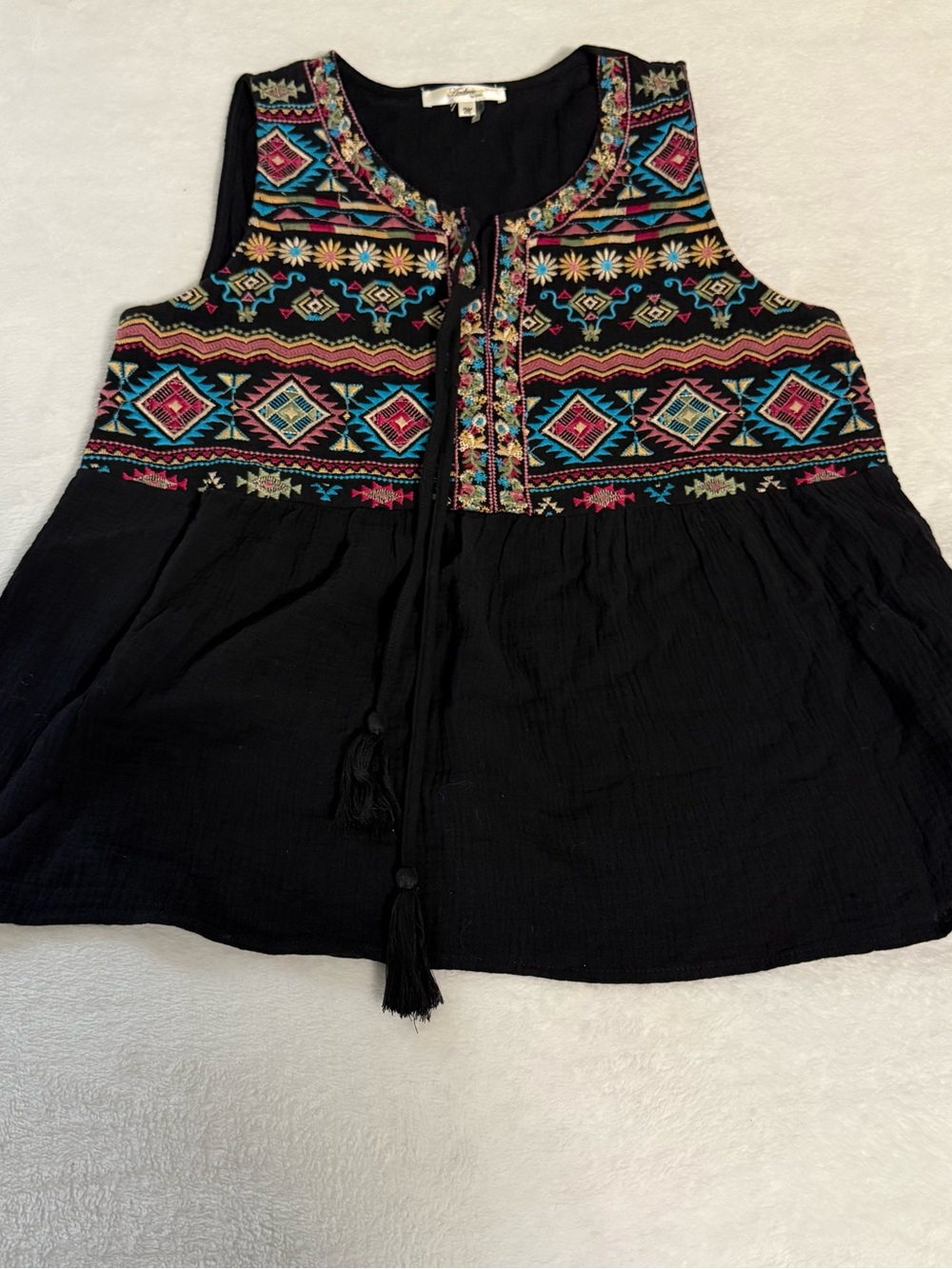 ANDREE BY UNIT Black Sleeveless Embroidered Boho Camisole